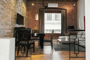 Deluxe loft | Woonruimte | Een 42-inch lcd-televisie met kabelzenders en televisie