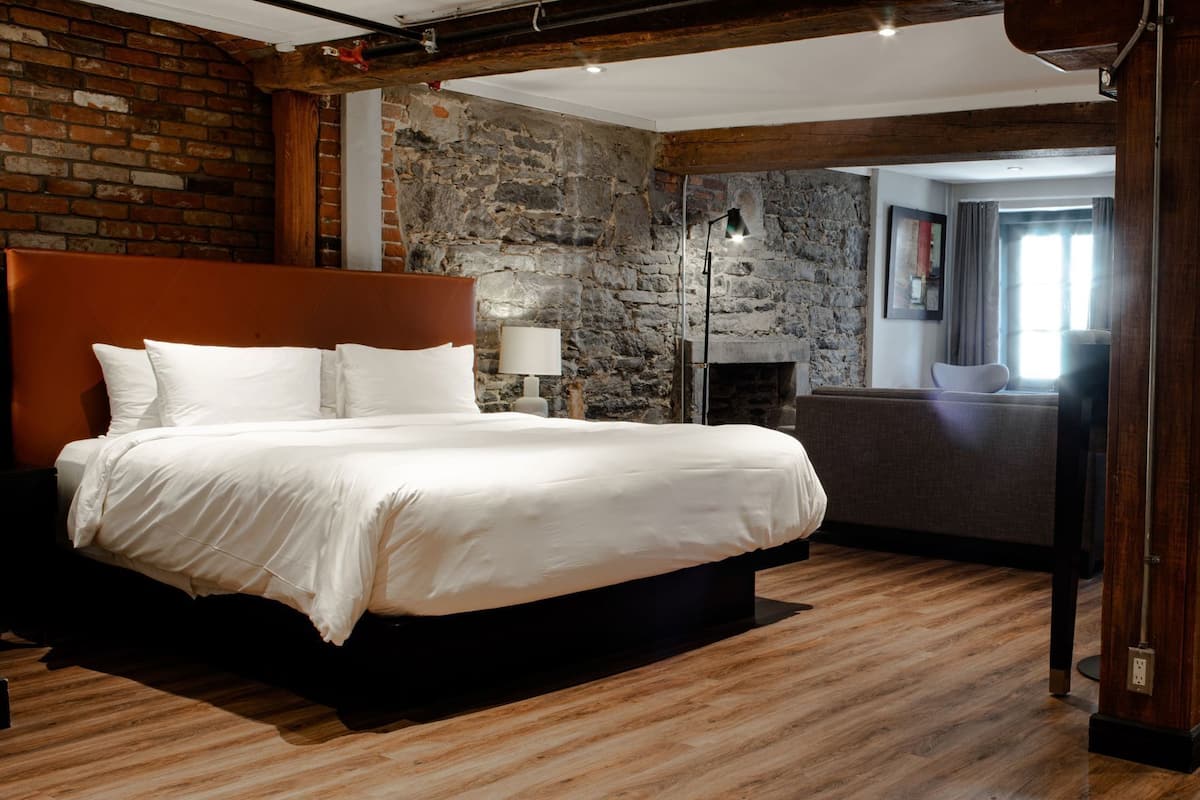 Premium bedding, in-room safe, individually decorated