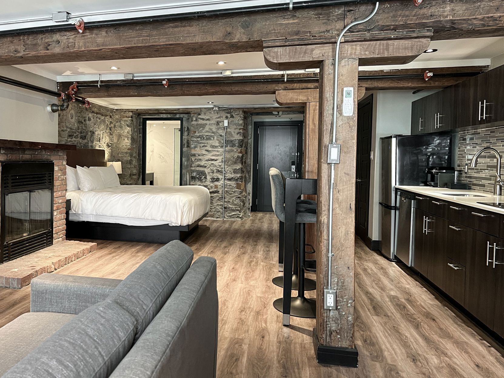 Peralatan tempat tidur premium, peti besi dalam bilik 