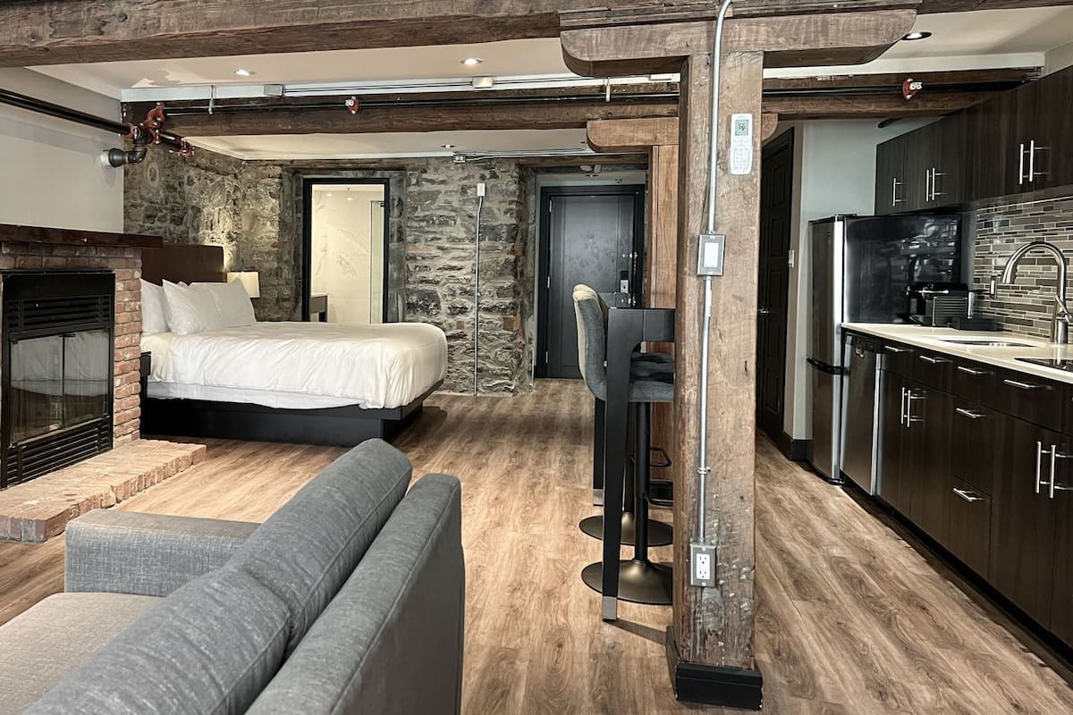 Premium bedding, in-room safe, individually decorated