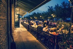 2 restaurants, breakfast, lunch, dinner served; French cuisine  - Lofts du Vieux-Port (Montreal)