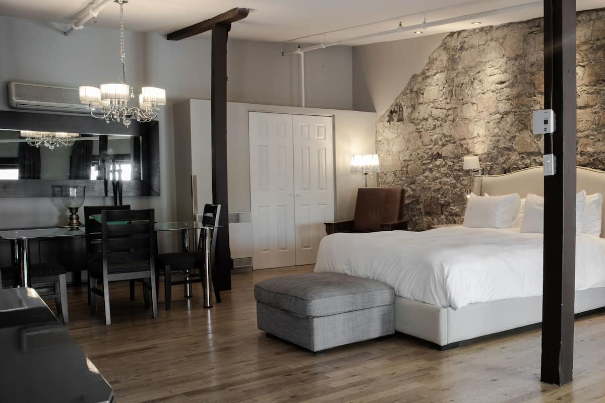 Premium bedding, in-room safe, individually decorated