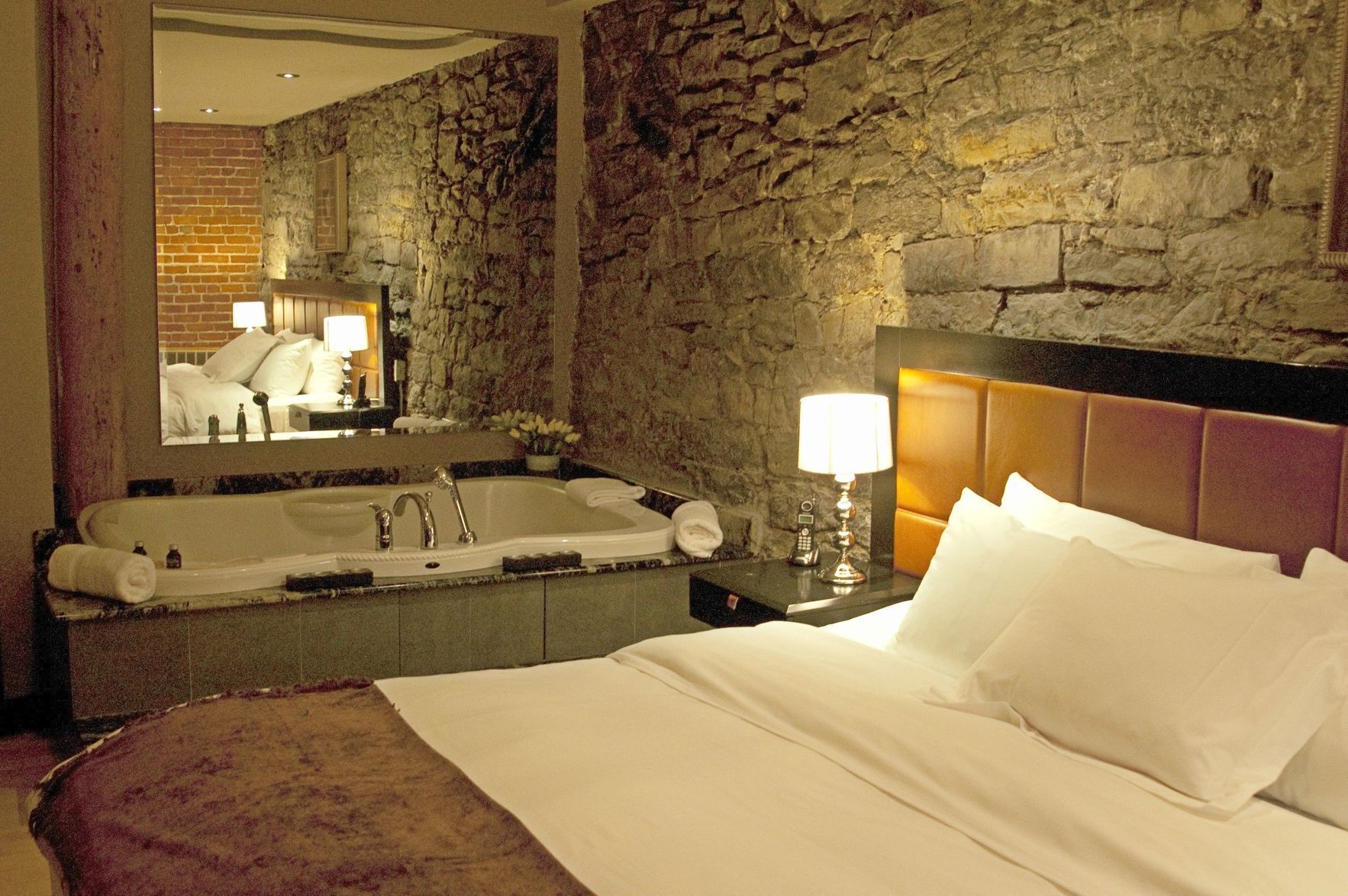 Peralatan tempat tidur premium, peti besi dalam bilik 