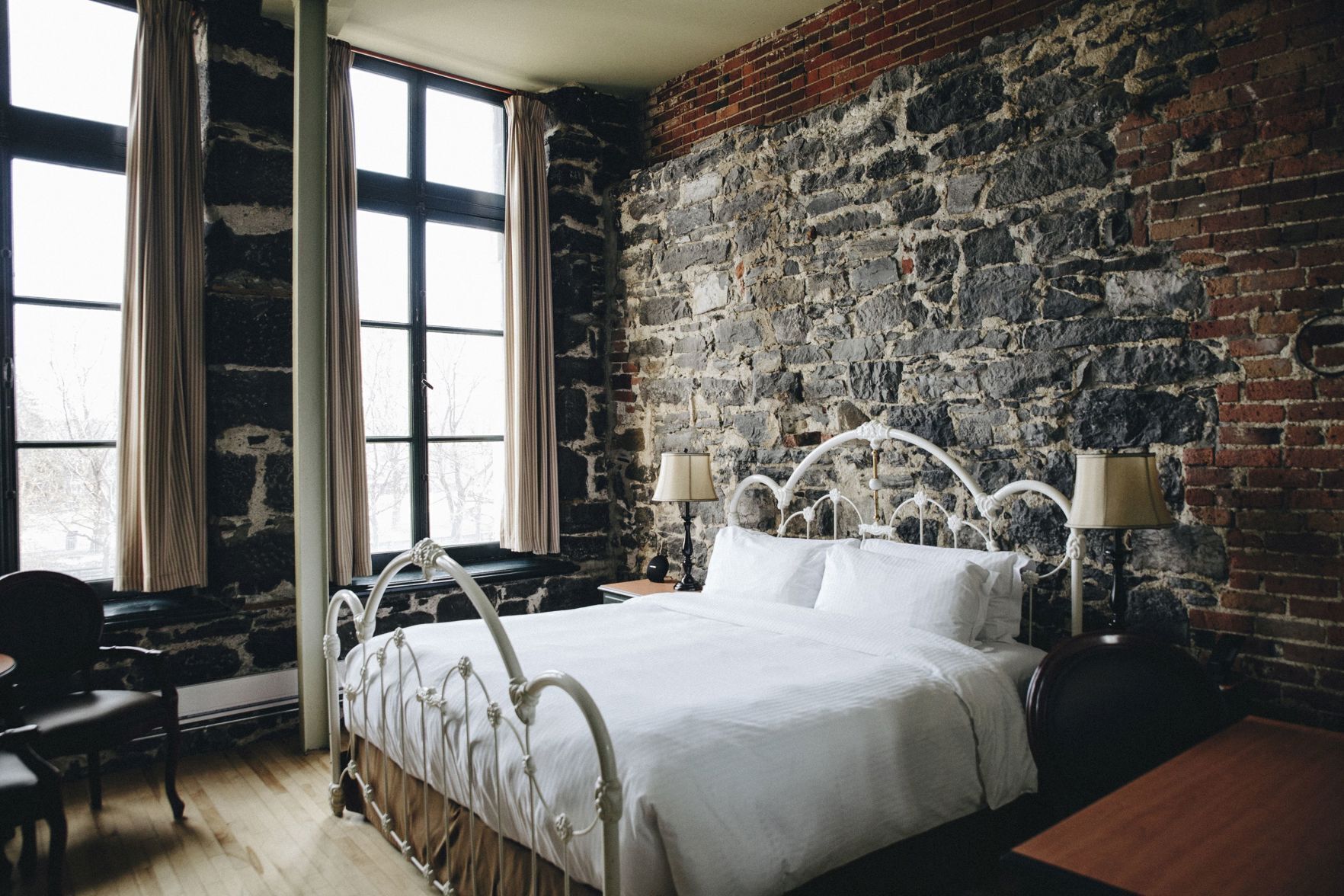 Literie de qualité, coffre-fort, décor unique, ameublement unique