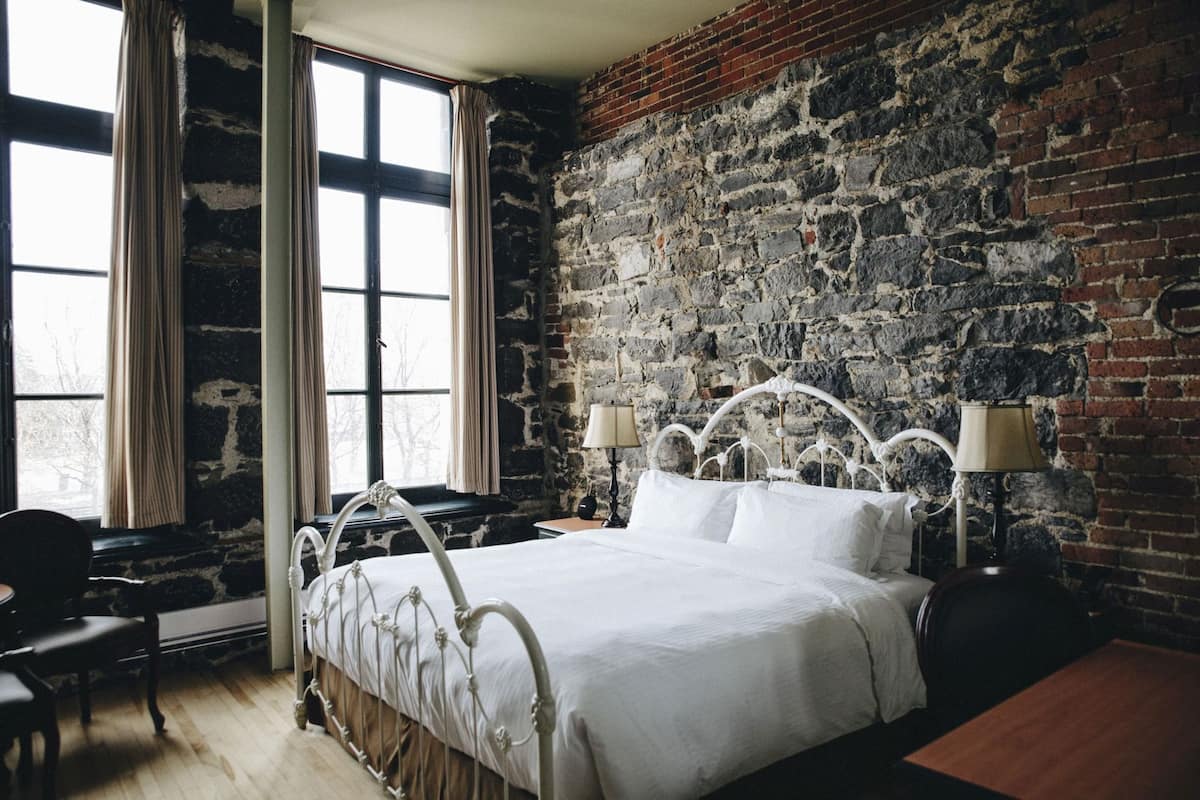 Literie de qualité, coffre-fort, décor unique, ameublement unique