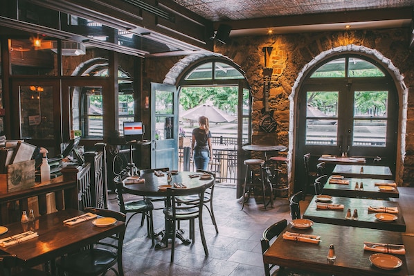 2 restaurants, breakfast, lunch, dinner served; French cuisine  - Lofts du Vieux-Port (Montreal)