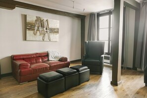 En 42-tommers LCD-TV med kabel-kanaler samt TV