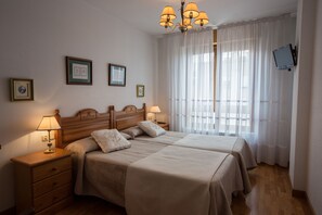 1 bedroom, down duvets, free WiFi, bed sheets - Gestión de Alojamientos Rooms - Guest House (Pamplona)