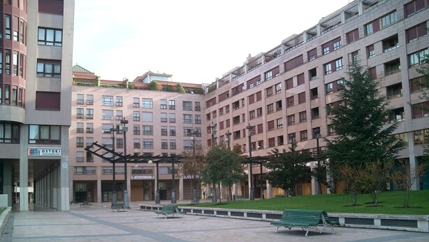 A courtyard with a central open space, surrounded by multi-story buildings with balconies. - Gestión de Alojamientos Rooms - Guest House (Pamplona)