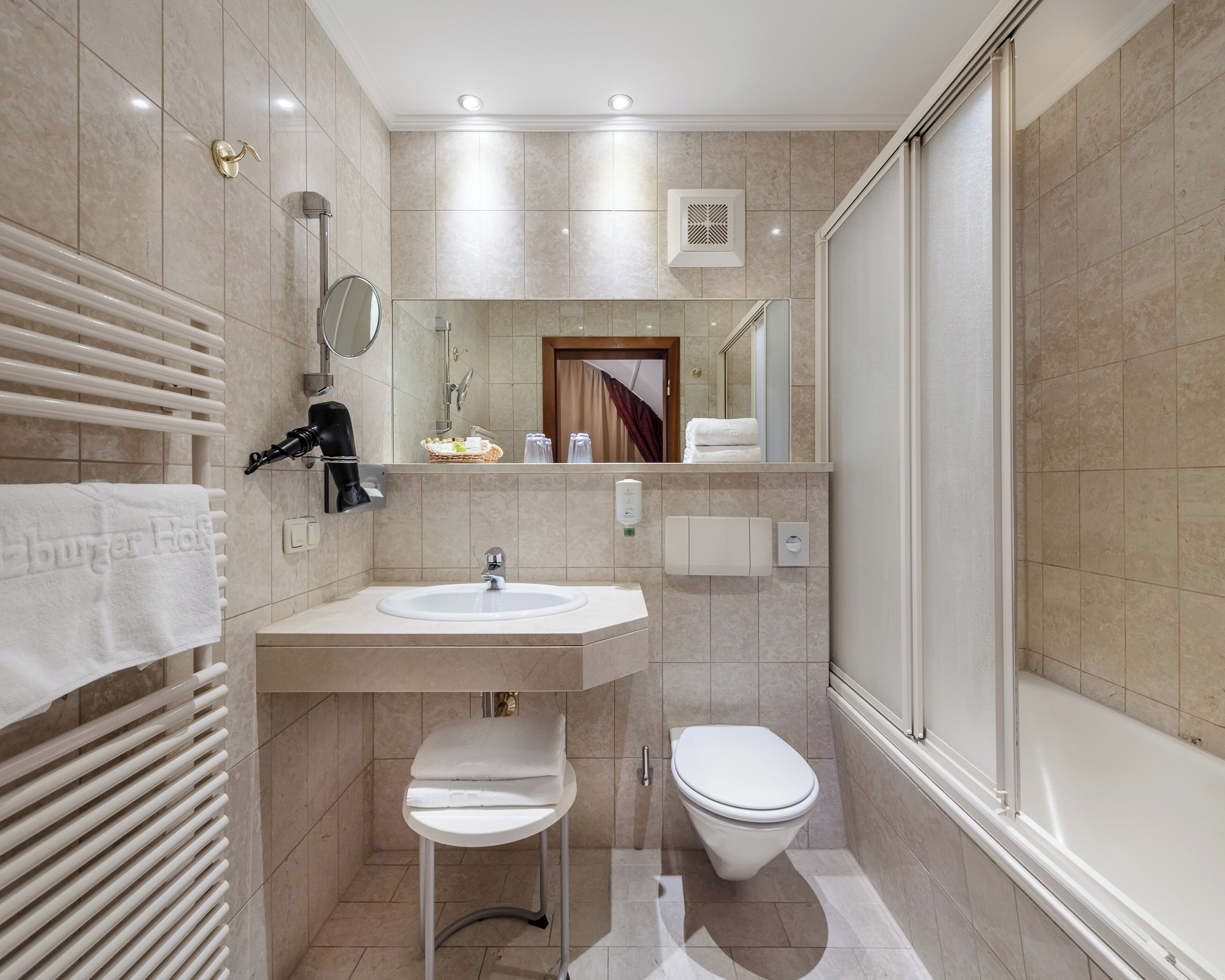 Un baño moderno con lavabo, inodoro y ducha.