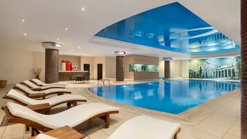 Piscine couverte, 2 piscines extérieures, parasols de plage