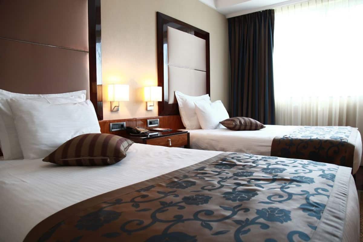 room, 1 king bed, non smoking | premium bedding, minibar, in-room safe, desk