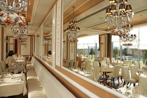 2 restaurants, serveren ontbijt, lunch, diner, internationale gerechten