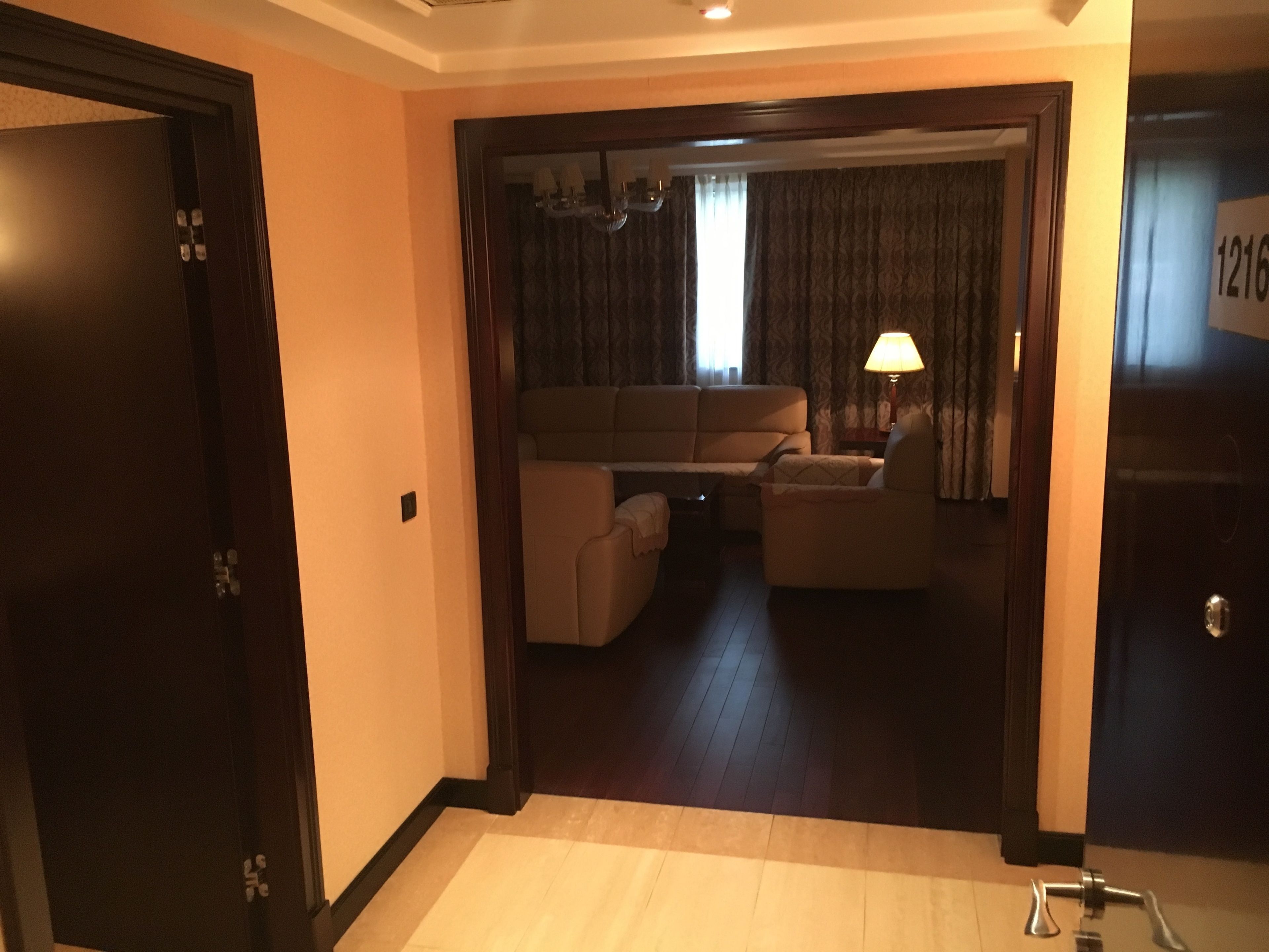 executive room, 1 queen bed | premium bedding, minibar, in-room safe, desk