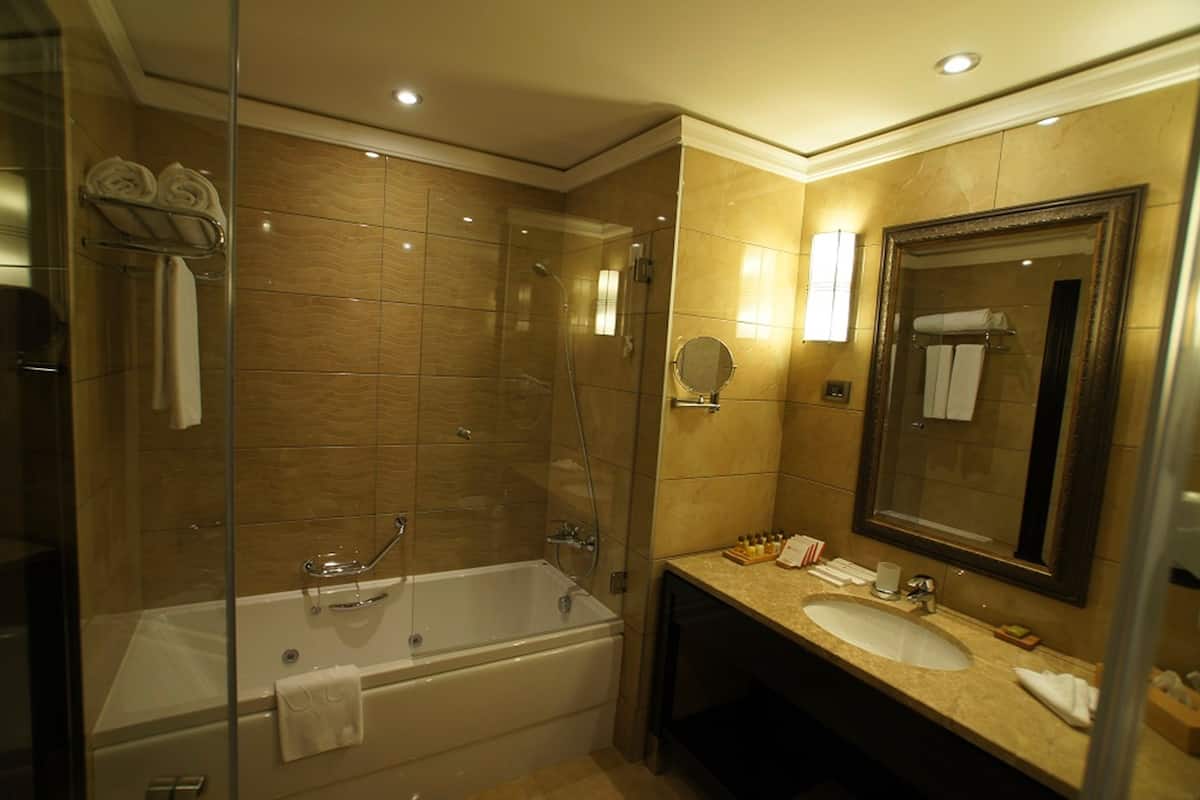 separate bathtub and shower, deep-soaking bathtub, rainfall showerhead