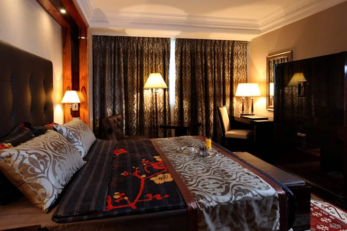 premium bedding, minibar, in-room safe, desk