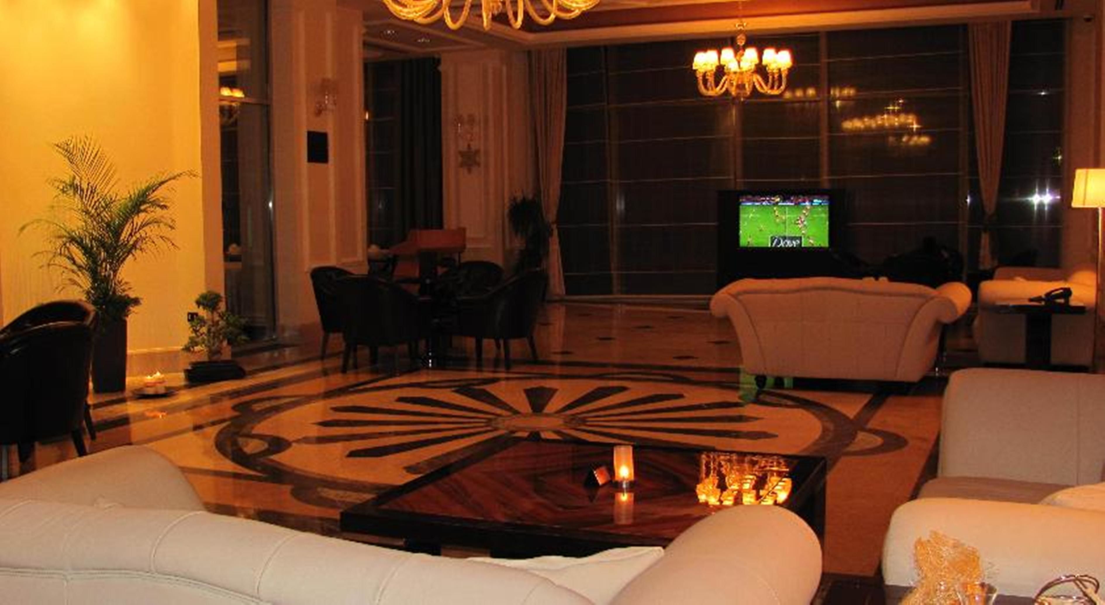 2 bars/lounges, poolside bar