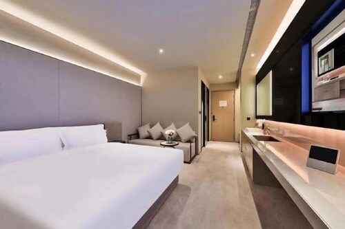 Orange Hotel Shanghai Longbai New Village Subway Station