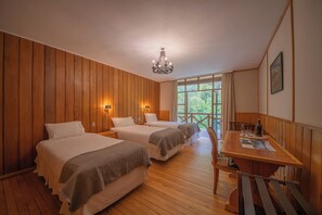 Standard-Dreibettzimmer | Laptopgeeigneter Arbeitsplatz, Bettwäsche