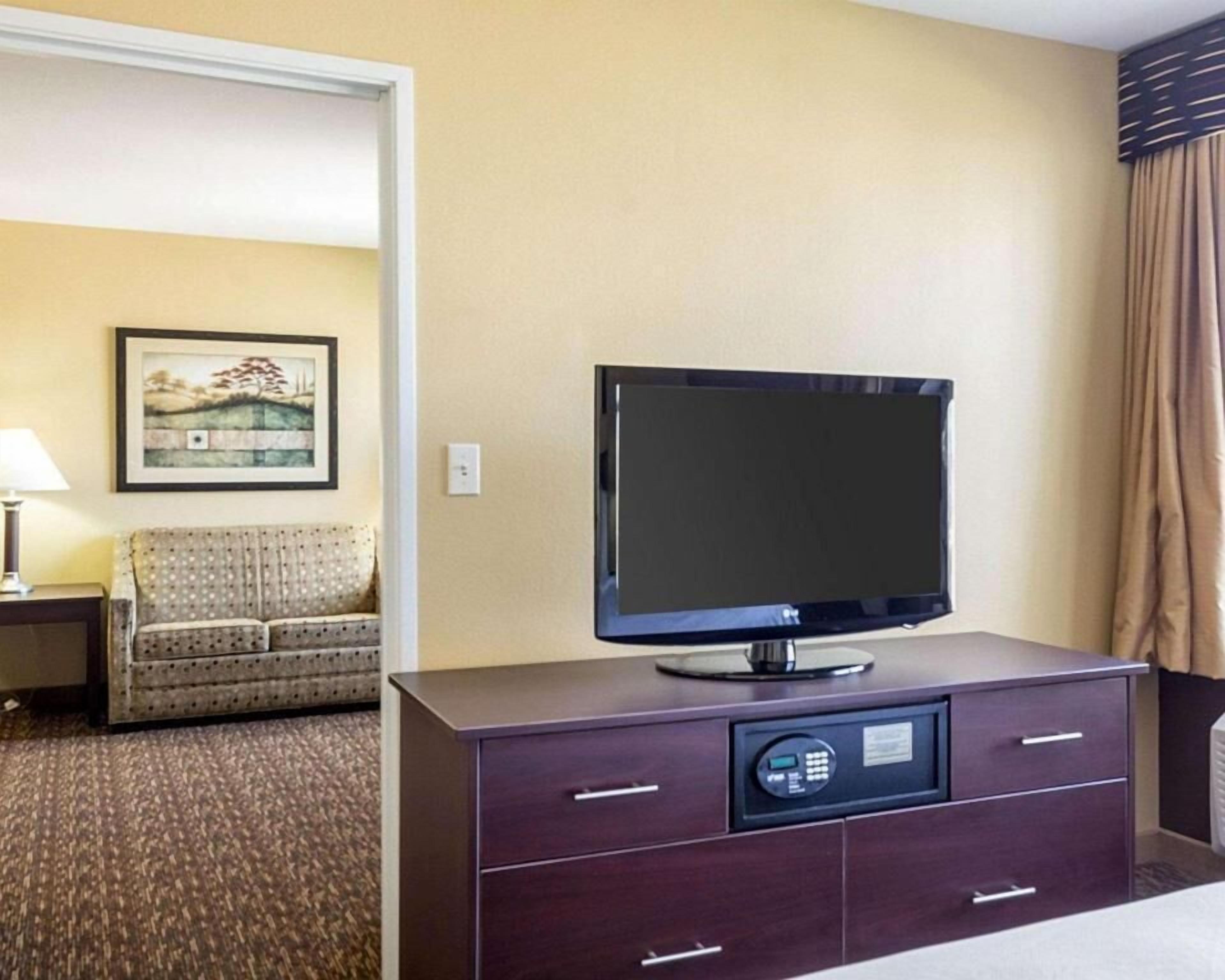 Pillowtop beds, in-room safe, desk, laptop workspace