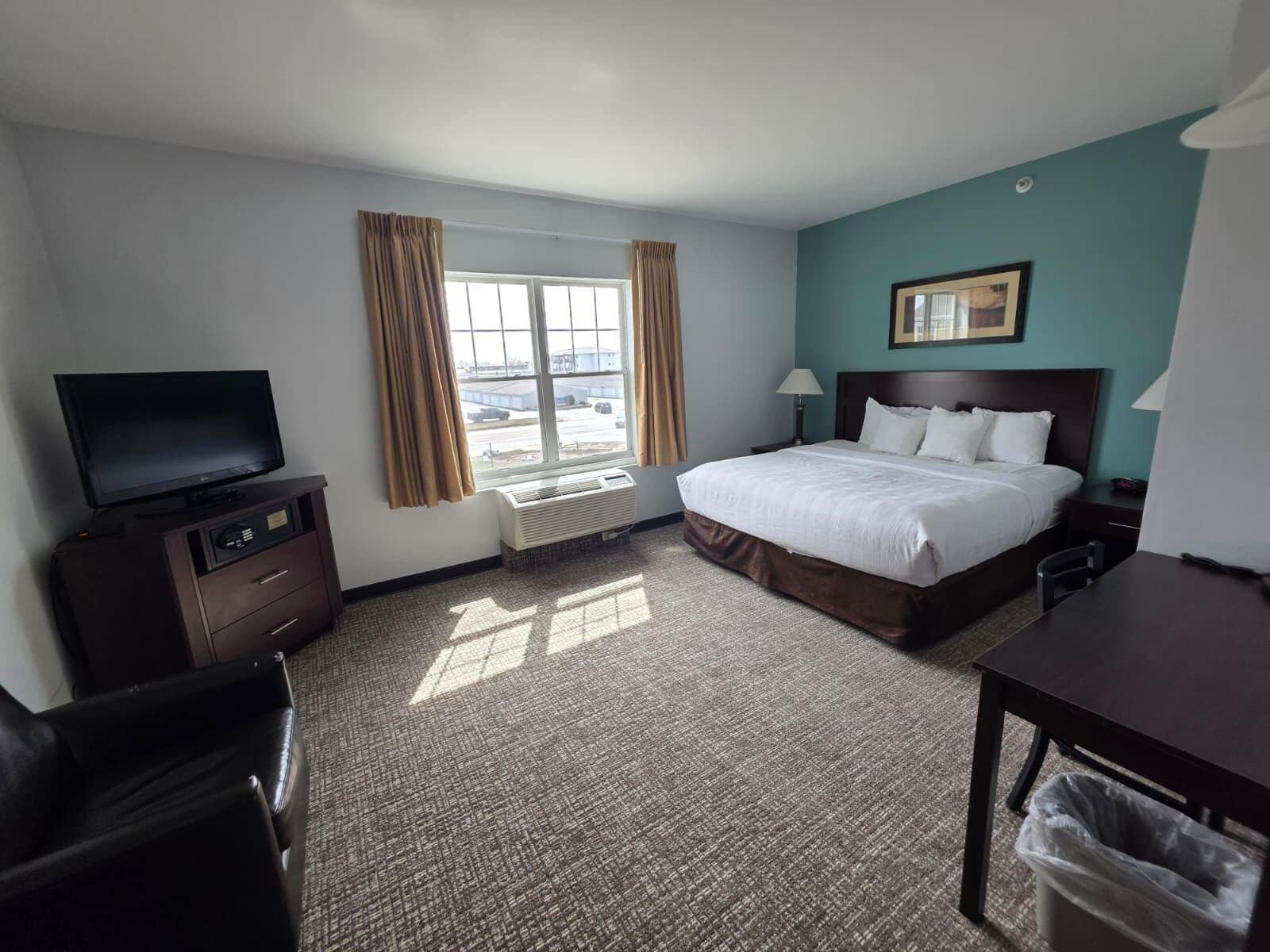 Suite, 1 King Bed, Non Smoking | Pillowtop beds, in-room safe, desk, laptop workspace