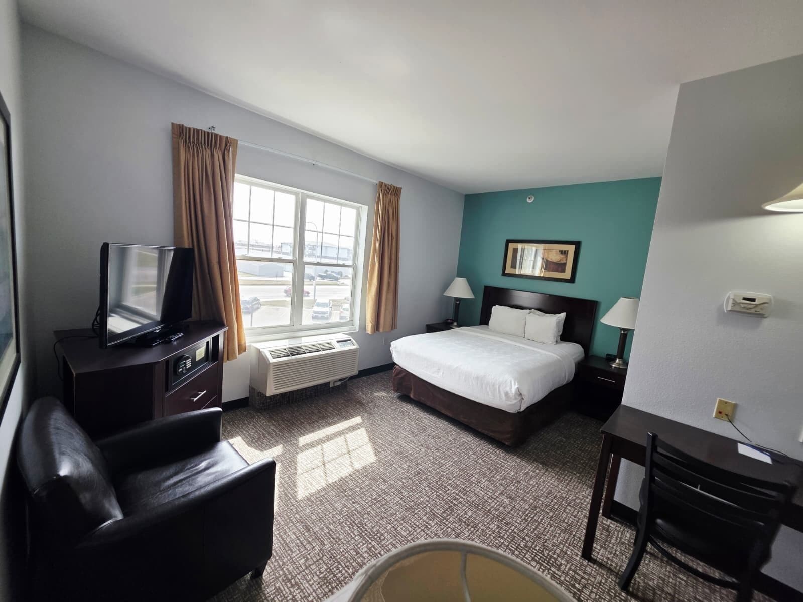 Suite, 1 Queen Bed, Non Smoking | Pillowtop beds, in-room safe, desk, laptop workspace