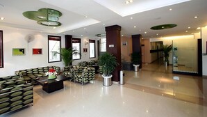 Lobby sitting area - Gautam Residency (New Delhi)