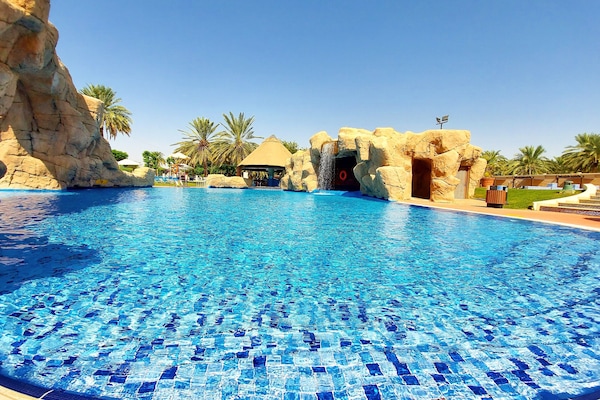 3 outdoor pools, pool loungers