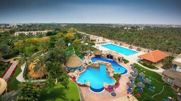 3 outdoor pools, pool loungers