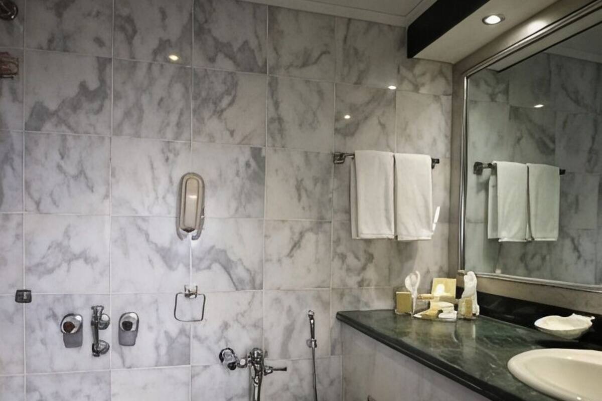 Bathroom | Combined shower/bathtub, deep-soaking bathtub, free toiletries