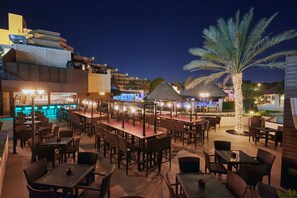 4 bars/lounges, swim-up bar, poolside bar