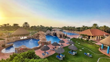 3 piscinas externas, espreguiçadeiras