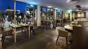4 restaurants; breakfast, lunch, dinner and brunch served