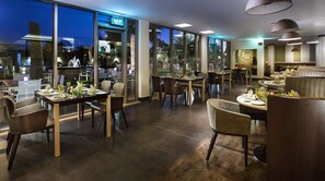 4 restaurants; breakfast, lunch, dinner and brunch served 