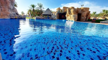 3 outdoor pools, sun loungers