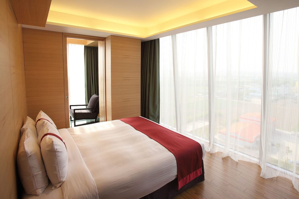 Suite, 1 cama de matrimonio grande, balcón | 1 dormitorio, ropa de cama de alta calidad, edredones de plumas