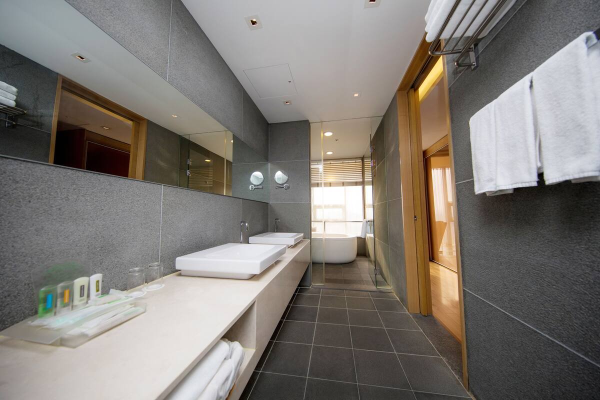 Suite, 1 kingsize bed, balkon | 1 slaapkamer, luxe beddengoed, donsdekens, een kluis op de kamer