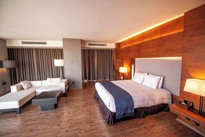 Suite, 1 kingsize-seng (Top Floor) | 1 soverom, sengetøy av topp kvalitet, dundyner og safe på rommet