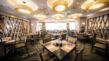 2 restaurants; lunch, dinner, and brunch served
