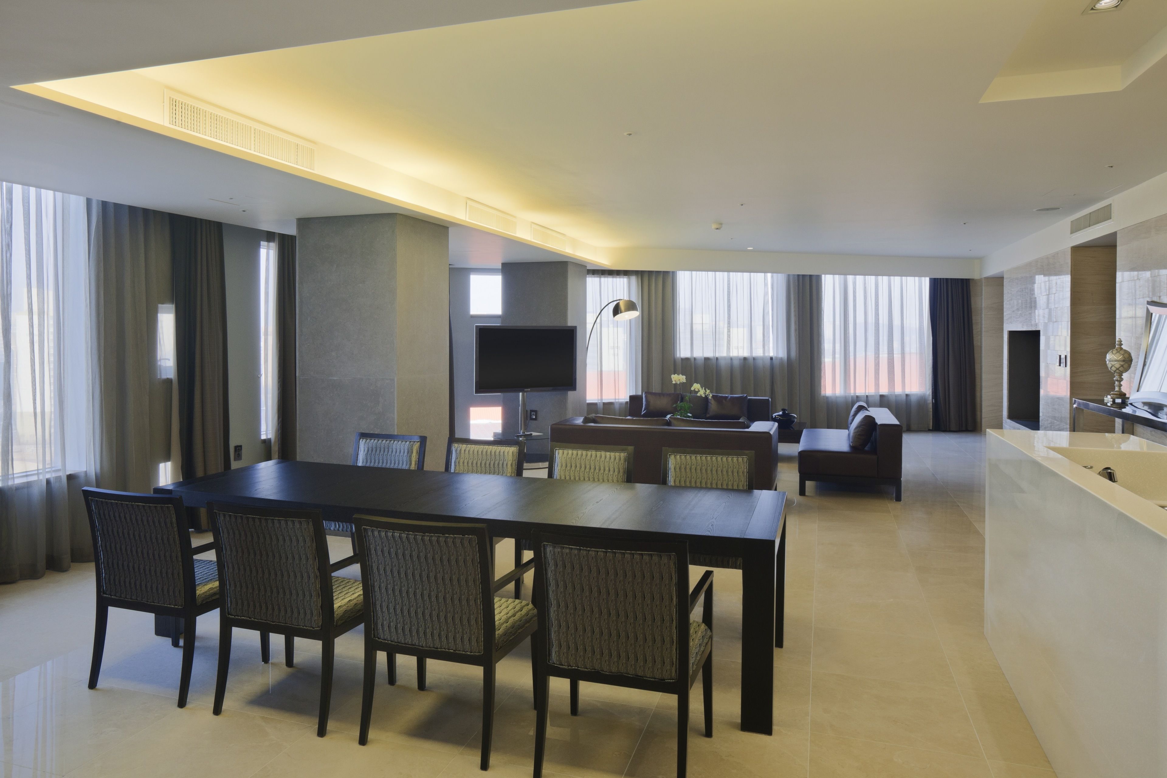 40-英寸纯平电视 （配备有线频道）、电视