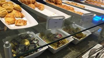 Daily buffet breakfast (KRW 38500 per person)