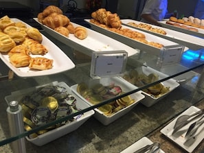 Daily buffet breakfast (KRW 38500 per person)