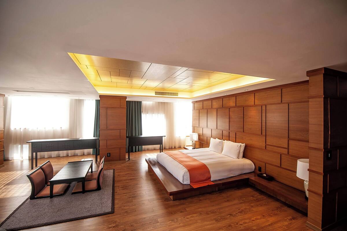 Suite, 1 King Bed (Korea Theme) | Room amenity