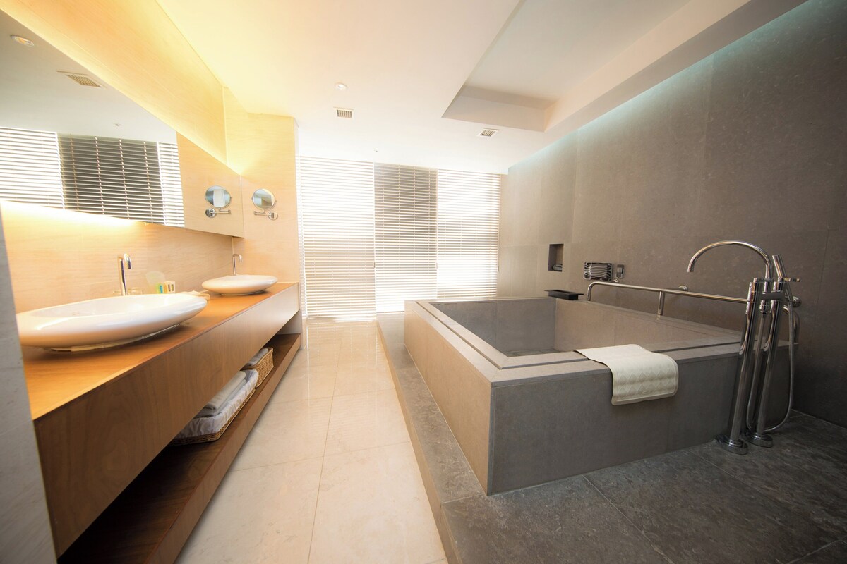 Suite, 1 cama King size (Top Floor) | 1 habitación, ropa de cama de alta calidad y edredón 