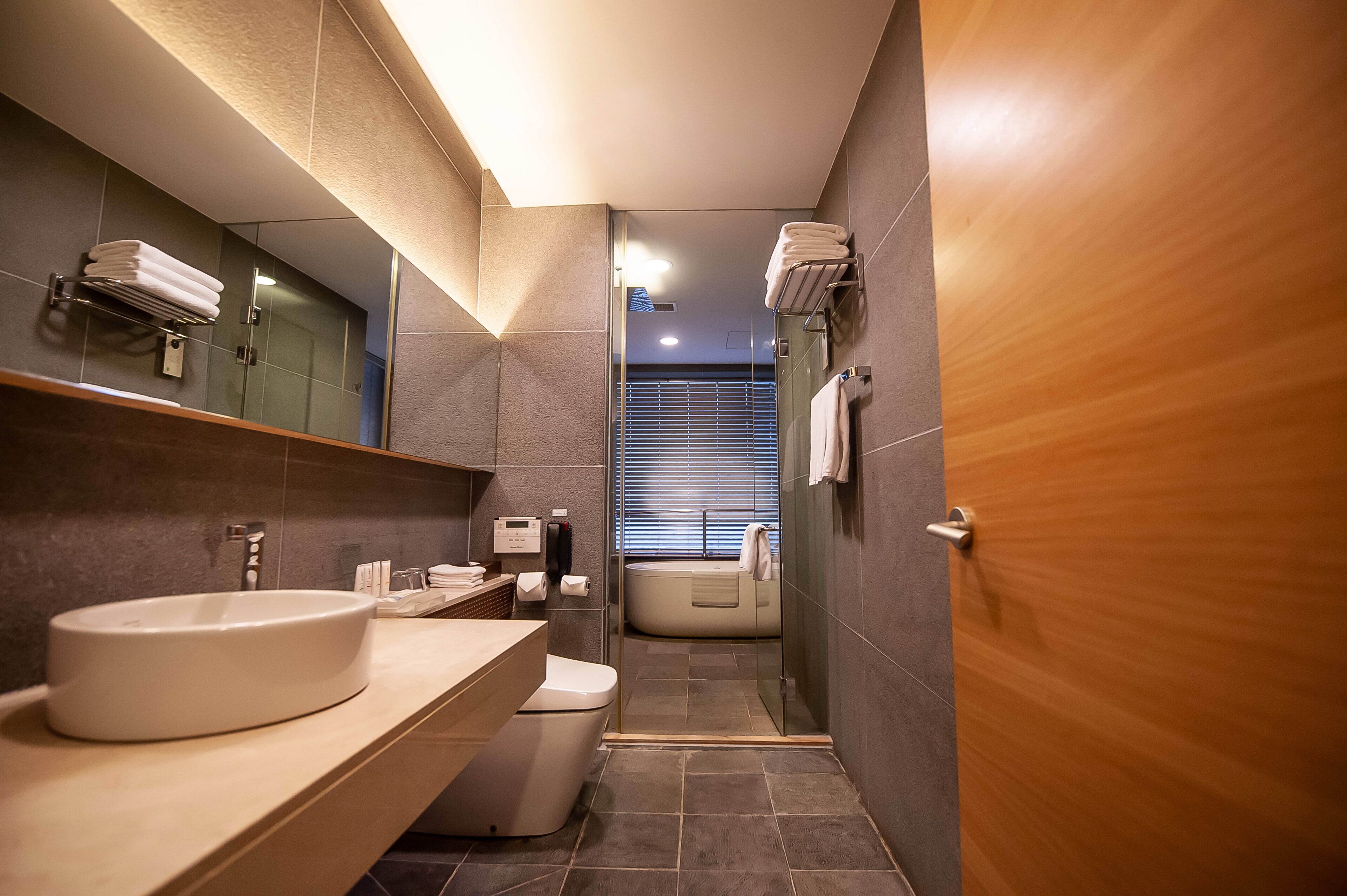 suite, 1 king bed | room amenity