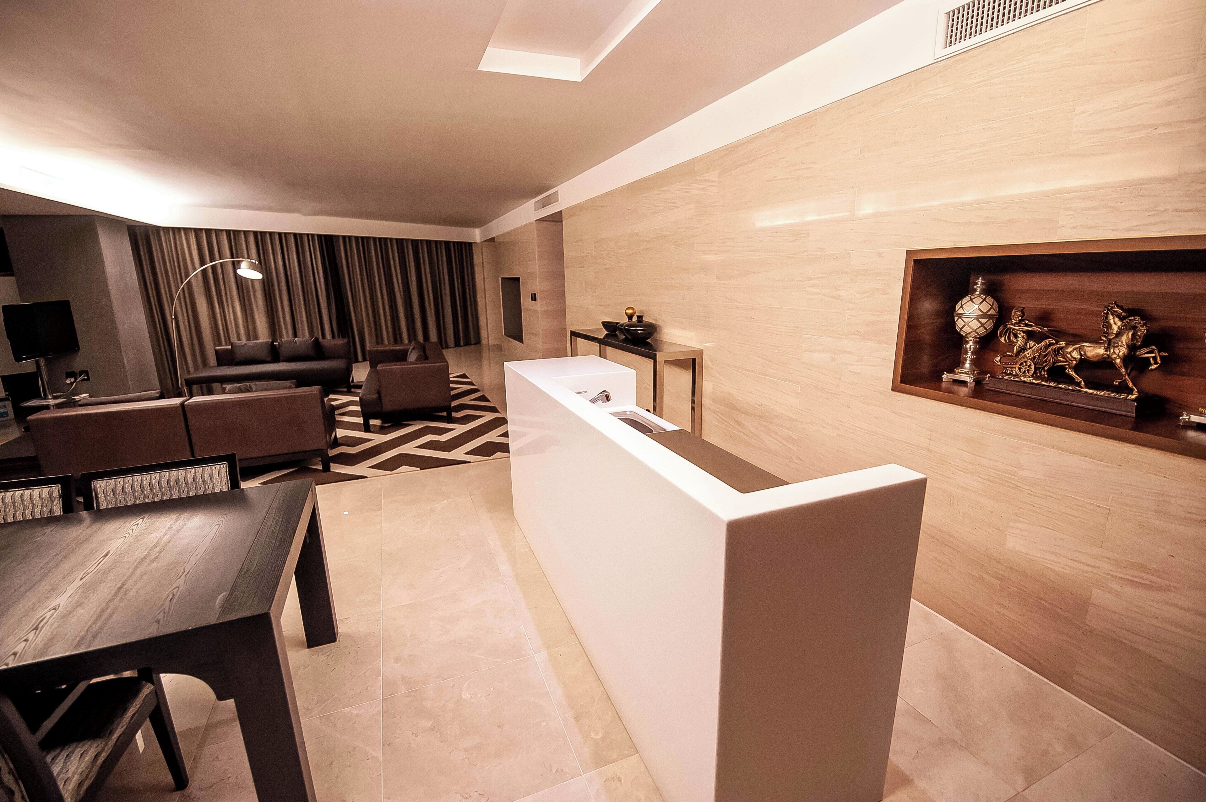 suite, 1 king bed (top floor) | living area | 40-inch flat-screen tv with cable channels, tv