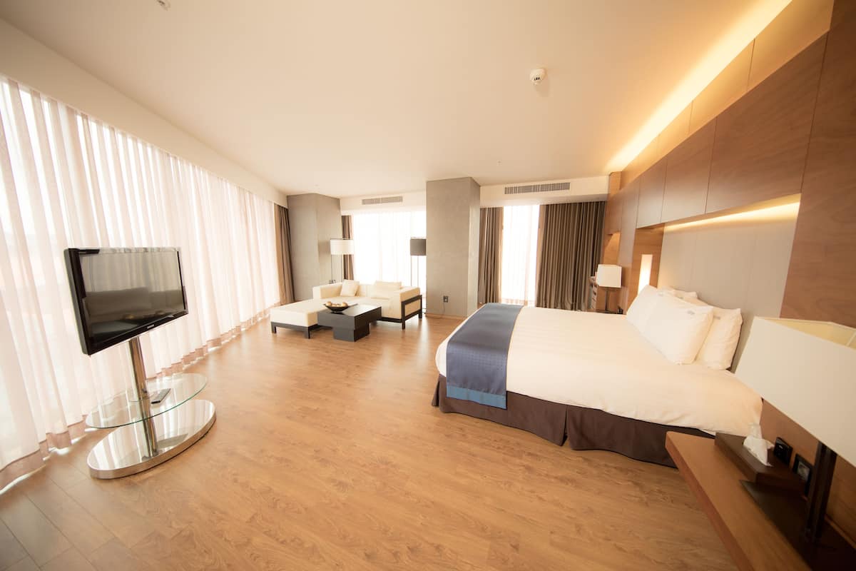 1 bedroom, premium bedding, down duvets, in-room safe