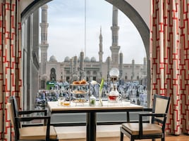 2 restaurants; breakfast, lunch, and dinner served