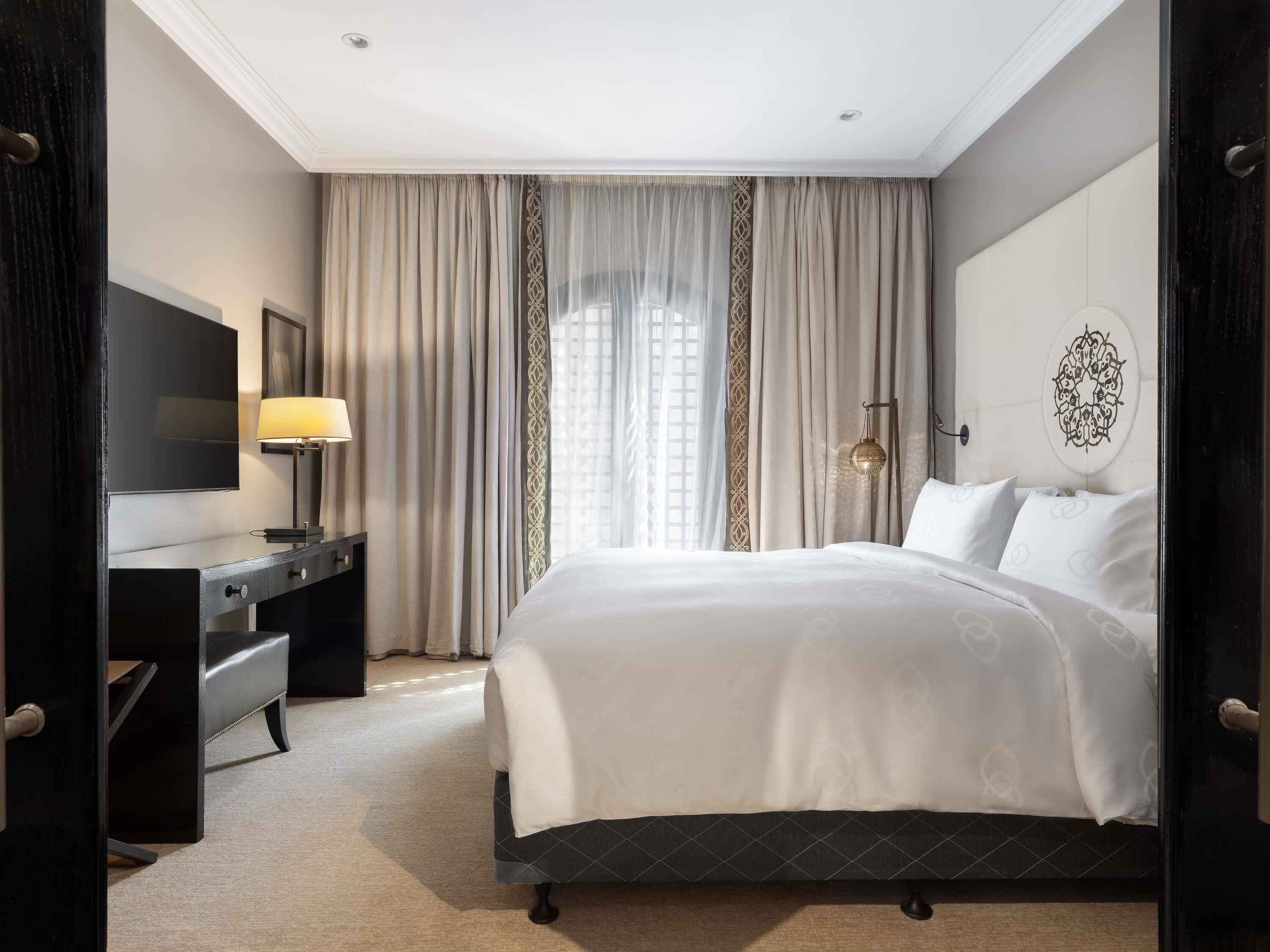 Sengetøy av topp kvalitet, minibar (inkludert) og safe på rommet