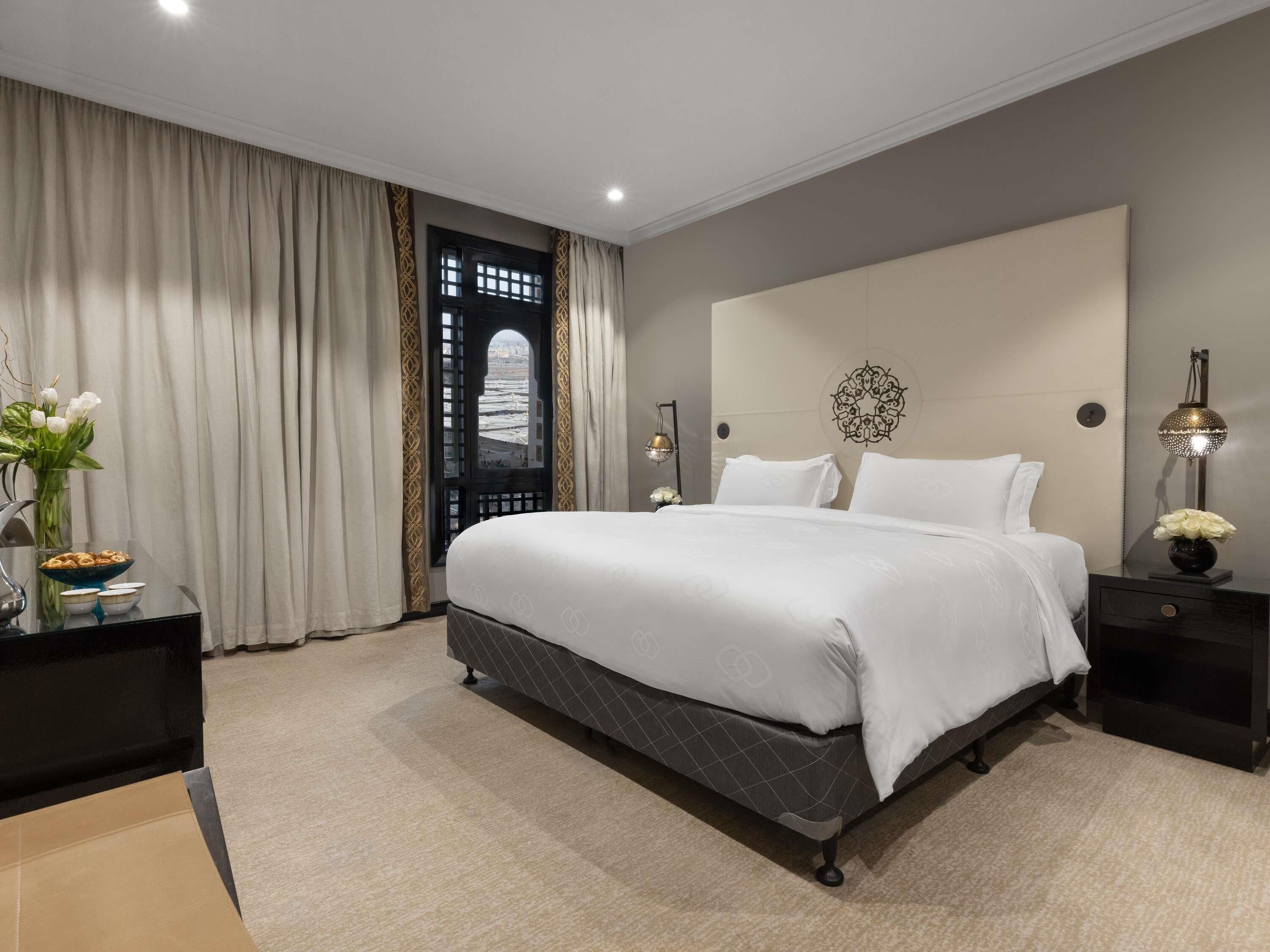 Rom – superior, 1 kingsize-seng (Partial Haram Plaza view) | Sengetøy av topp kvalitet, minibar (inkludert) og safe på rommet